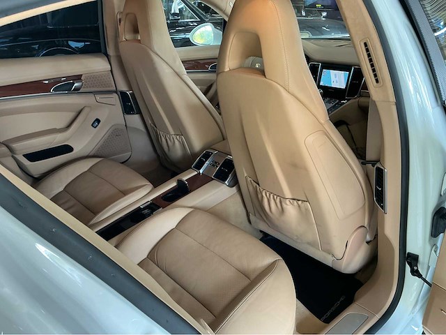 Porsche panamera turbo met iconische v8 biturbo youngtimer 500 pk 2010 btw auto - afbeelding 32 van  49