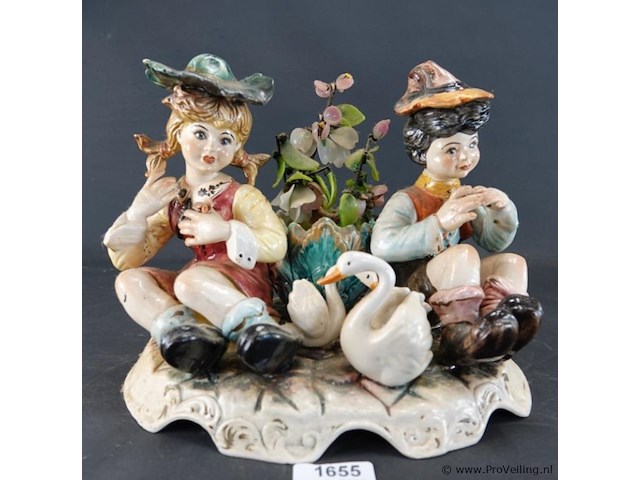 Porseleinen capodimonte beeldje van een jong stel omringd door zwanen, handbeschilderd in pastelkleuren - afbeelding 1 van  5