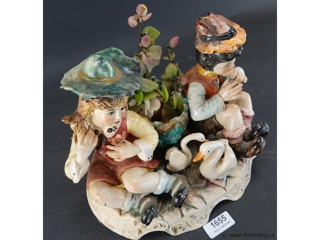 Porseleinen capodimonte beeldje van een jong stel omringd door zwanen, handbeschilderd in pastelkleuren - afbeelding 2 van  5