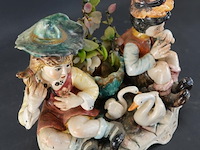 Porseleinen capodimonte beeldje van een jong stel omringd door zwanen, handbeschilderd in pastelkleuren - afbeelding 2 van  5