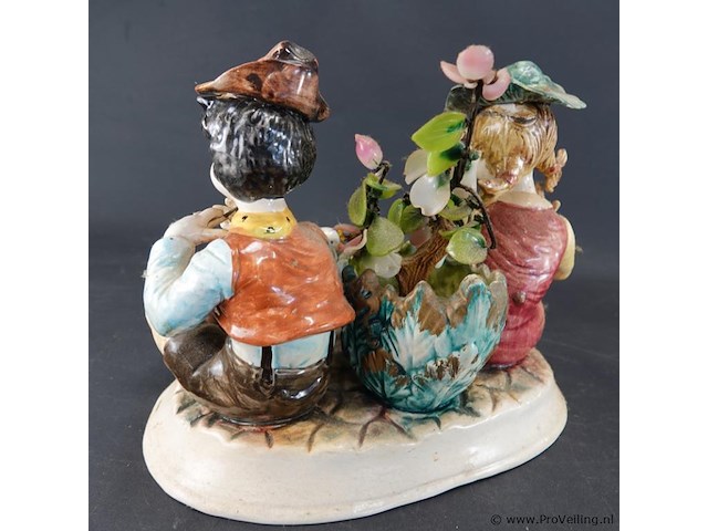 Porseleinen capodimonte beeldje van een jong stel omringd door zwanen, handbeschilderd in pastelkleuren - afbeelding 3 van  5