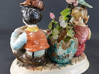 Porseleinen capodimonte beeldje van een jong stel omringd door zwanen, handbeschilderd in pastelkleuren - afbeelding 3 van  5