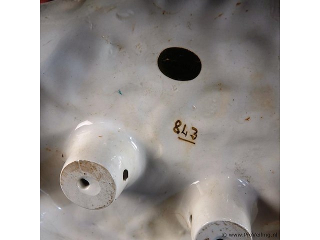 Porseleinen capodimonte beeldje van een jong stel omringd door zwanen, handbeschilderd in pastelkleuren - afbeelding 4 van  5