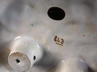 Porseleinen capodimonte beeldje van een jong stel omringd door zwanen, handbeschilderd in pastelkleuren - afbeelding 4 van  5