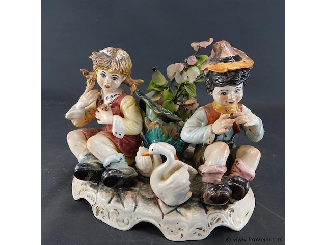 Porseleinen capodimonte beeldje van een jong stel omringd door zwanen, handbeschilderd in pastelkleuren - afbeelding 5 van  5