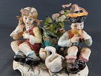 Porseleinen capodimonte beeldje van een jong stel omringd door zwanen, handbeschilderd in pastelkleuren - afbeelding 5 van  5