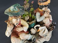 Porseleinen capodimonte beeldje van een jong stel omringd door zwanen, handbeschilderd in pastelkleuren - afbeelding 2 van  5