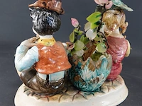 Porseleinen capodimonte beeldje van een jong stel omringd door zwanen, handbeschilderd in pastelkleuren - afbeelding 3 van  5