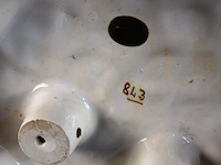 Porseleinen capodimonte beeldje van een jong stel omringd door zwanen, handbeschilderd in pastelkleuren - afbeelding 4 van  5