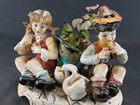 Porseleinen capodimonte beeldje van een jong stel omringd door zwanen, handbeschilderd in pastelkleuren - afbeelding 5 van  5