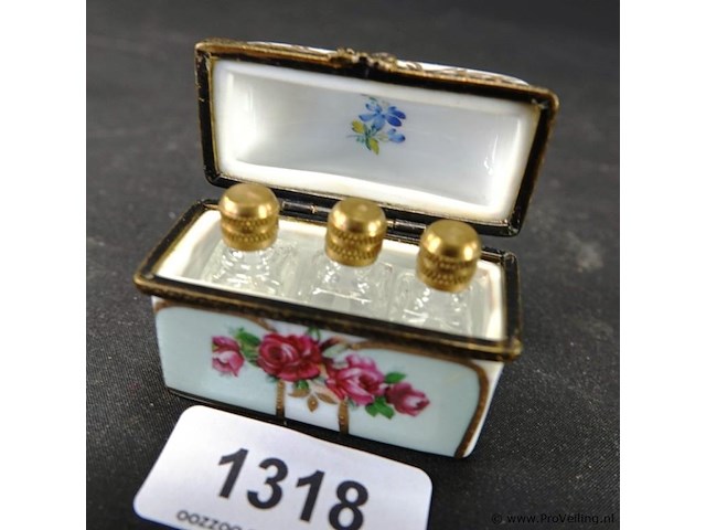 Porseleinen dekseldoosje met 3 karafjes - afbeelding 1 van  4