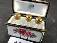 Porseleinen dekseldoosje met 3 karafjes - afbeelding 1 van  4