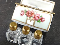 Porseleinen dekseldoosje met 3 karafjes - afbeelding 2 van  4