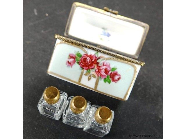 Porseleinen dekseldoosje met 3 karafjes - afbeelding 3 van  4