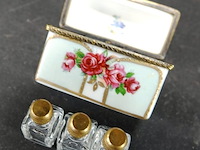 Porseleinen dekseldoosje met 3 karafjes - afbeelding 3 van  4