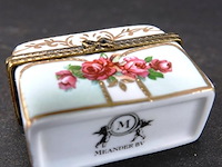 Porseleinen dekseldoosje met 3 karafjes - afbeelding 4 van  4