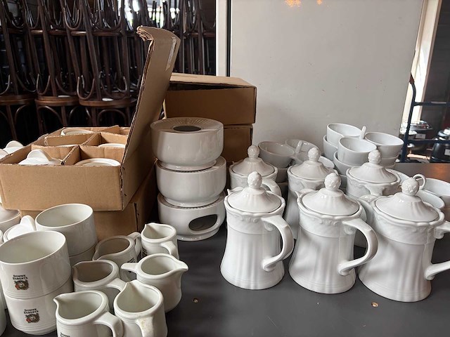 Porseleinen koffiepotten, notenbakken, melkkan en suikerpotten sets - afbeelding 2 van  8