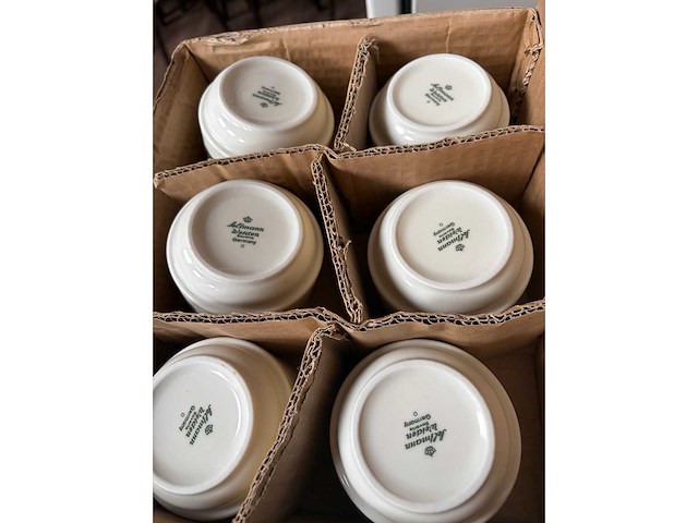 Porseleinen koffiepotten, notenbakken, melkkan en suikerpotten sets - afbeelding 5 van  8