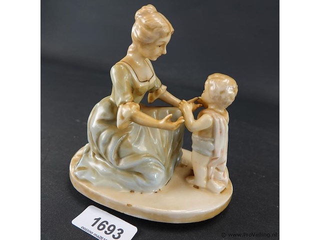 Porseleinen muziekdoosje moeder met kind - afbeelding 1 van  5