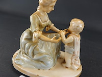 Porseleinen muziekdoosje moeder met kind - afbeelding 1 van  5