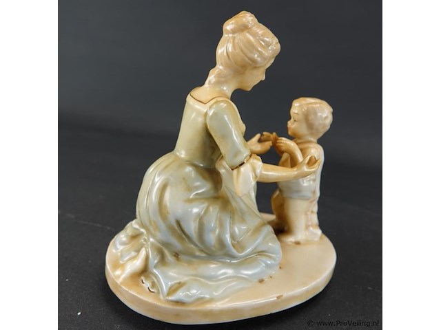 Porseleinen muziekdoosje moeder met kind - afbeelding 2 van  5