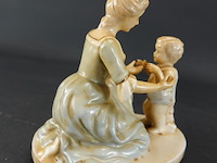 Porseleinen muziekdoosje moeder met kind - afbeelding 2 van  5