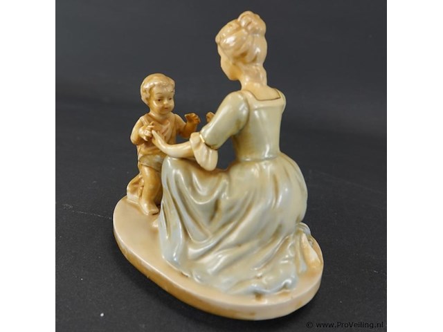 Porseleinen muziekdoosje moeder met kind - afbeelding 3 van  5