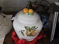 Porseleinen pot met deksel hoogte 30 cm.