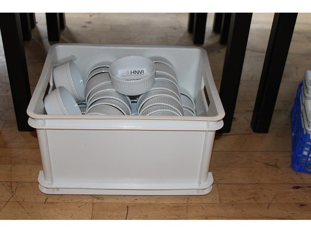 Porseleinen schaaltjes in kunststof krat met doorsnede 11,5 cm. ca. 40 stuks. - afbeelding 1 van  2