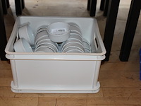 Porseleinen schaaltjes in kunststof krat met doorsnede 11,5 cm. ca. 40 stuks. - afbeelding 1 van  2