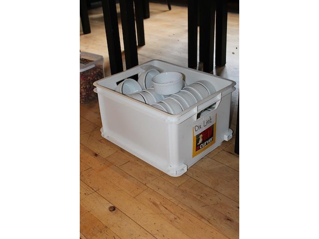 Porseleinen schaaltjes in kunststof krat met doorsnede 11,5 cm. ca. 40 stuks. - afbeelding 2 van  2