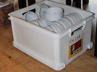 Porseleinen schaaltjes in kunststof krat met doorsnede 11,5 cm. ca. 40 stuks. - afbeelding 2 van  2