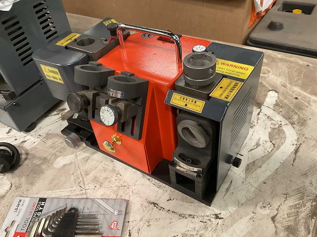Portable drill bit and mill cutter grinder - afbeelding 3 van  4