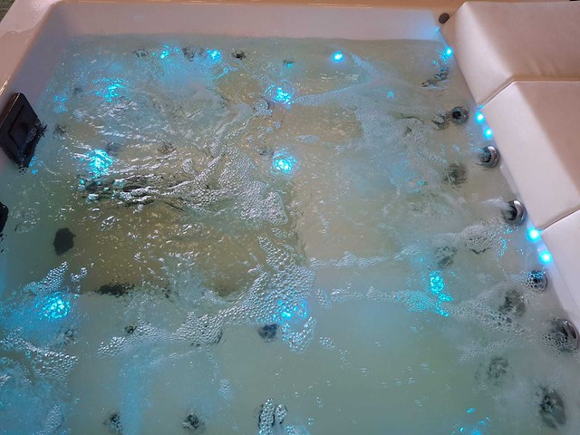 Portcril 5 persoons jacuzzi en buitenspa - afbeelding 5 van  10