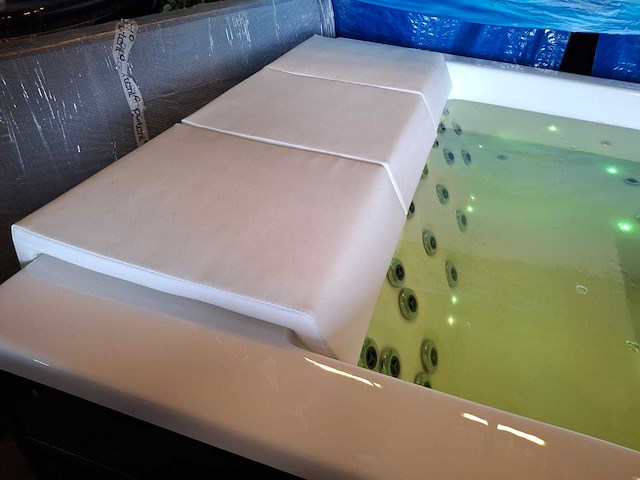 Portcril 5 persoons jacuzzi en buitenspa - afbeelding 18 van  19