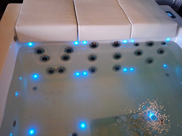 Portcril 5 persoons jacuzzi en buitenspa - afbeelding 2 van  19