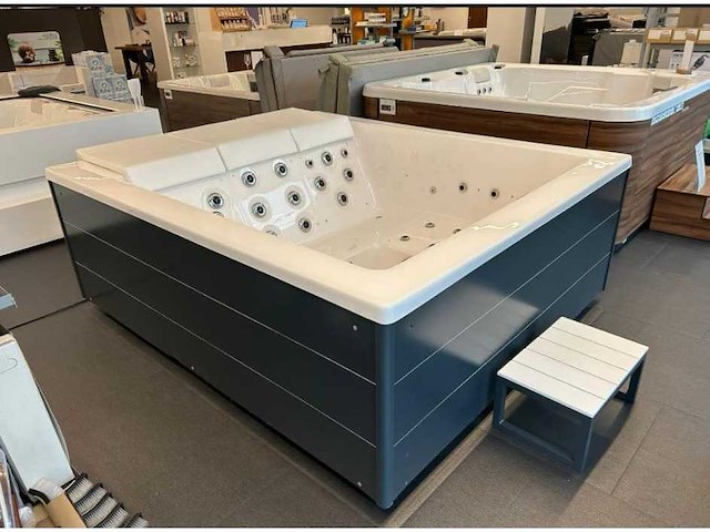 Portcril 5 persoons jacuzzi en buitenspa - afbeelding 1 van  19