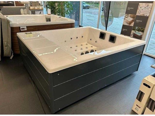 Portcril 5 persoons jacuzzi en buitenspa - afbeelding 17 van  19