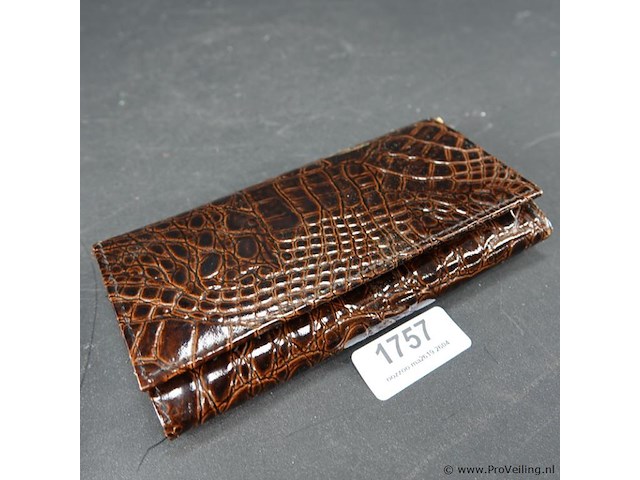 Portemonnee is gemaakt van materiaal met een krokodillen- of alligatormotief. - afbeelding 1 van  5