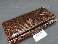 Portemonnee is gemaakt van materiaal met een krokodillen- of alligatormotief. - afbeelding 1 van  5