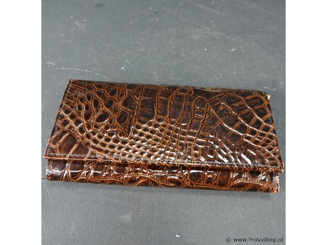 Portemonnee is gemaakt van materiaal met een krokodillen- of alligatormotief. - afbeelding 2 van  5
