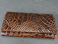 Portemonnee is gemaakt van materiaal met een krokodillen- of alligatormotief. - afbeelding 2 van  5