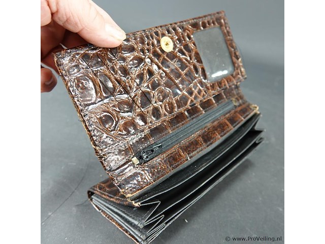 Portemonnee is gemaakt van materiaal met een krokodillen- of alligatormotief. - afbeelding 3 van  5