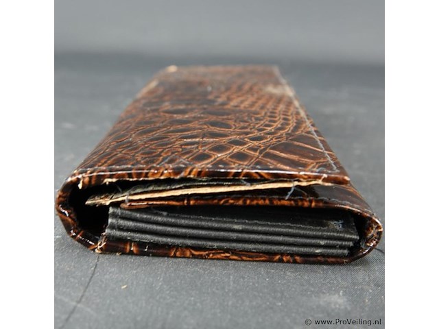 Portemonnee is gemaakt van materiaal met een krokodillen- of alligatormotief. - afbeelding 4 van  5