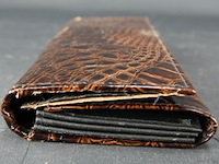 Portemonnee is gemaakt van materiaal met een krokodillen- of alligatormotief. - afbeelding 4 van  5