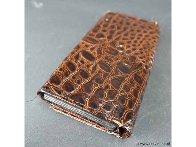 Portemonnee is gemaakt van materiaal met een krokodillen- of alligatormotief. - afbeelding 5 van  5