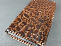 Portemonnee is gemaakt van materiaal met een krokodillen- of alligatormotief. - afbeelding 5 van  5