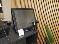 Pos- / kassa-systeem podis met touchscreen monitor en handscanner. - afbeelding 2 van  2