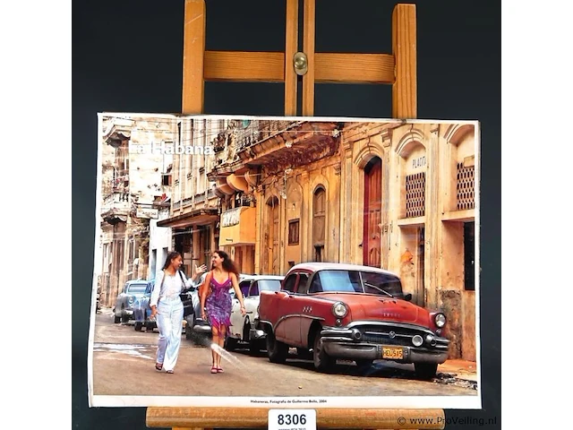 Poster van een straat in havana, cuba, met een klassieke rode amerikaanse auto en twee vrouwen op de voorgrond - afbeelding 1 van  5
