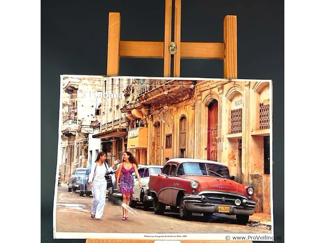Poster van een straat in havana, cuba, met een klassieke rode amerikaanse auto en twee vrouwen op de voorgrond - afbeelding 2 van  5